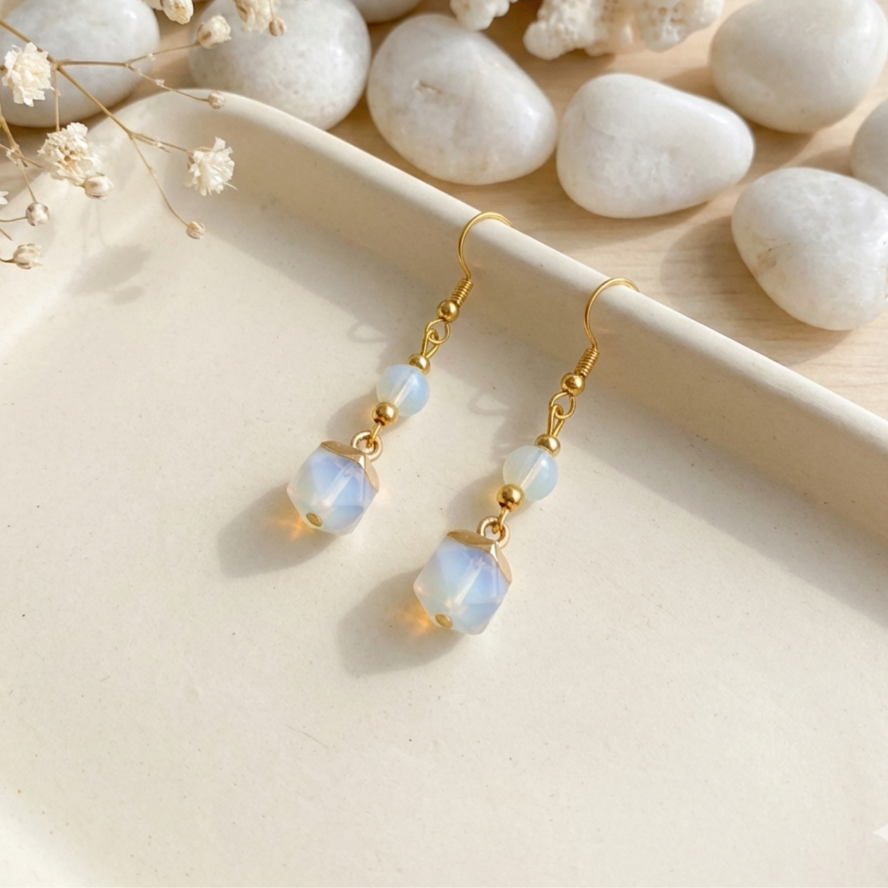 Deslumbrante Brinco de Opala Banhado a Ouro - Energiza.ME - Acessórios em Pedras Naturais e Terapias Deslumbrante Brinco de Opala Banhado a Ouro - Energiza.ME - Acessórios em Pedras Naturais e Terapias