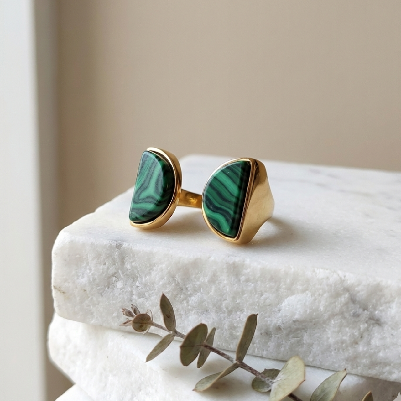 Esplendor Dourado Anel Ajustável de Malaquita - Energiza.ME - Acessórios em Pedras Naturais e Terapias Esplendor Dourado Anel Ajustável de Malaquita - Energiza.ME - Acessórios em Pedras Naturais e Terapias