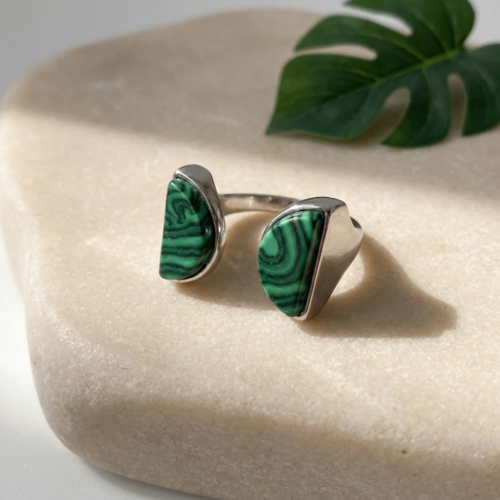 Esplendor Prateado Anel Ajustável de Malaquita - Energiza.ME - Acessórios em Pedras Naturais e Terapias