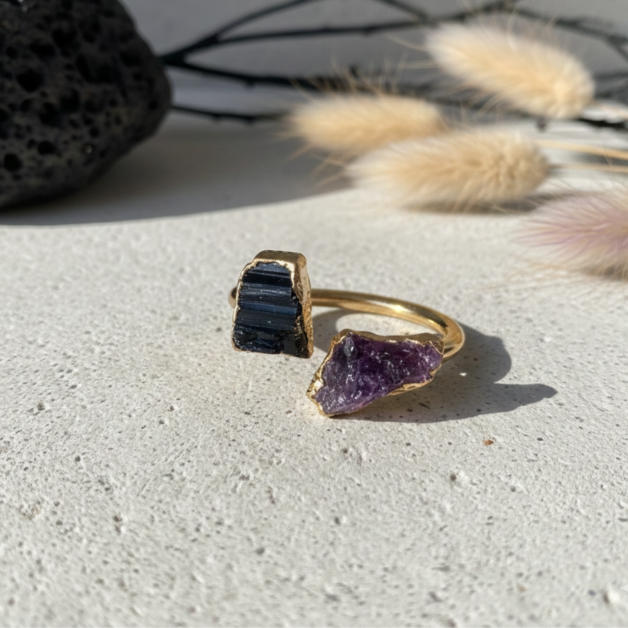 Místico Anel Ajustável de Turmalina Negra e Ametista - Energiza.ME - Acessórios em Pedras Naturais e Terapias Místico Anel Ajustável de Turmalina Negra e Ametista - Energiza.ME - Acessórios em Pedras Naturais e Terapias